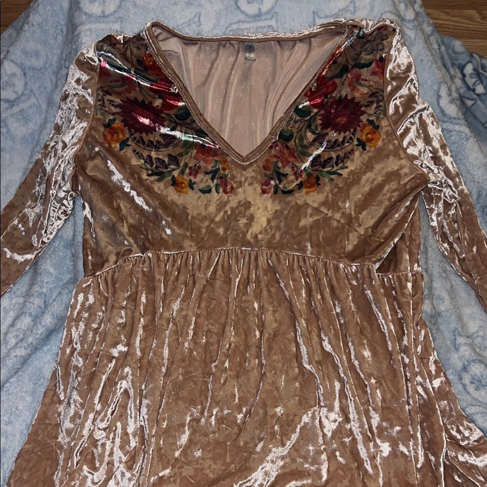 Acting Pro Velvet Floral V-Neck Blouse